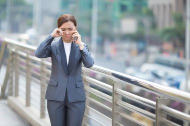 Akıllı telefonu arayan kadın üzgün