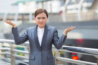 İş kadını işten kızgın hissediyor