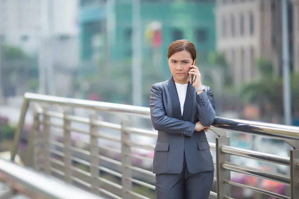 Frau telefoniert mit dem Smartphone und ist wütend — Stockfoto