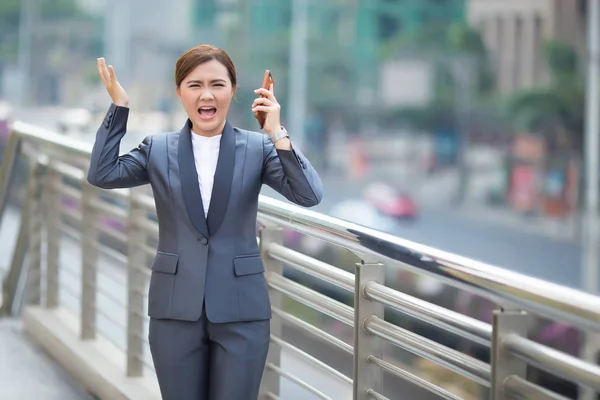 Frau telefoniert mit dem Smartphone und ist wütend — Stockfoto