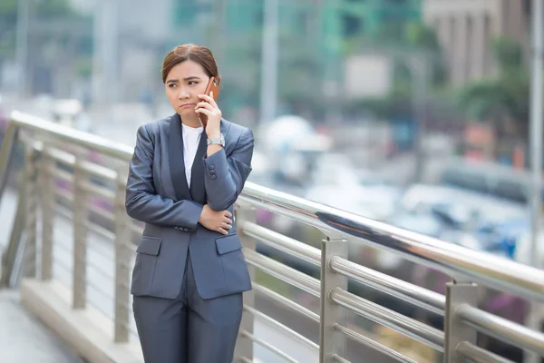 Frau telefoniert mit dem Smartphone und ist traurig — Stockfoto