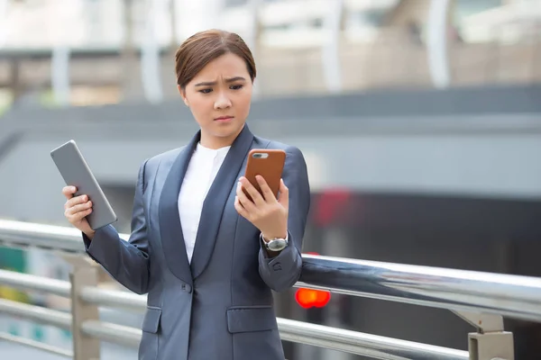 Sad businesswoman use tablet and smartphone — Stock Photo, Image