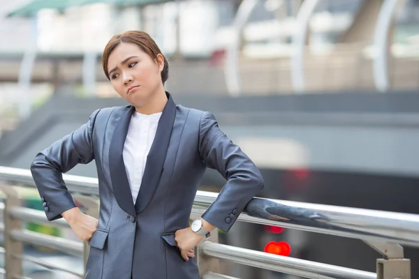 Traurige Geschäftsfrau fühlt sich müde und deprimiert — Stockfoto