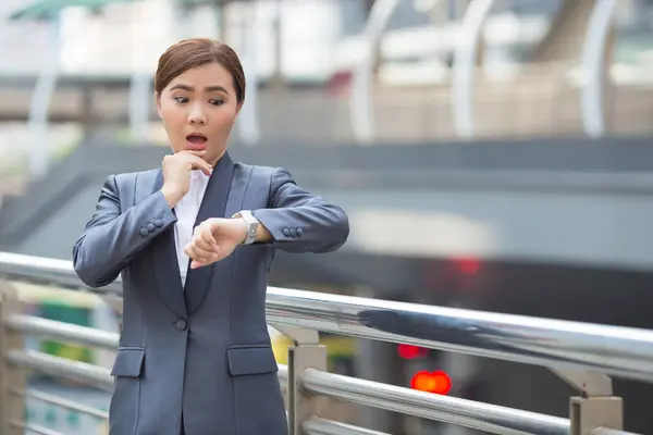 Geschäftsfrau checkt ihre Uhr und kommt zu spät — Stockfoto