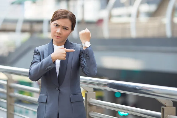 Zły biznesmen sprawdzić jej zegarek — Zdjęcie stockowe
