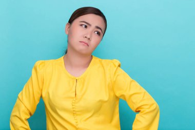 İzole edilmiş arka planda ağlayan kadın