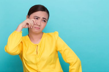 İzole edilmiş arka planda ağlayan kadın