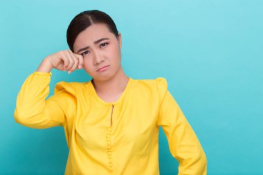 İzole edilmiş arka planda ağlayan kadın