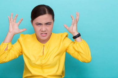 Kızgın kadın bağırıyor ve saçını çekiyor.