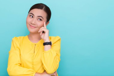 Asyalı kadınların olumlu düşünceleri vardır.