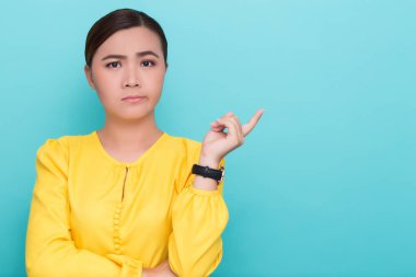 Kadınların olumsuz düşünceleri vardır.