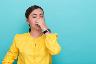 Kadına dokun burnunu