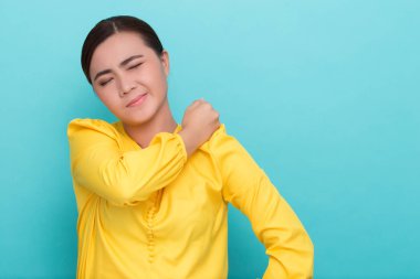 Kadının omuz ağrısı vardır