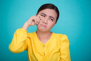 İzole edilmiş arka planda ağlayan kadın