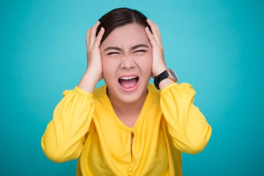 Kızgın kadın bağırıyor ve saçını çekiyor.