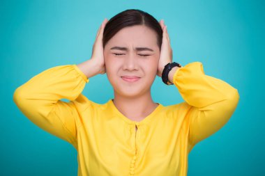 Asyalı kadın kulaklarını kapat