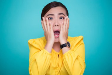 Kadın saatini kontrol et. Geç kaldı.