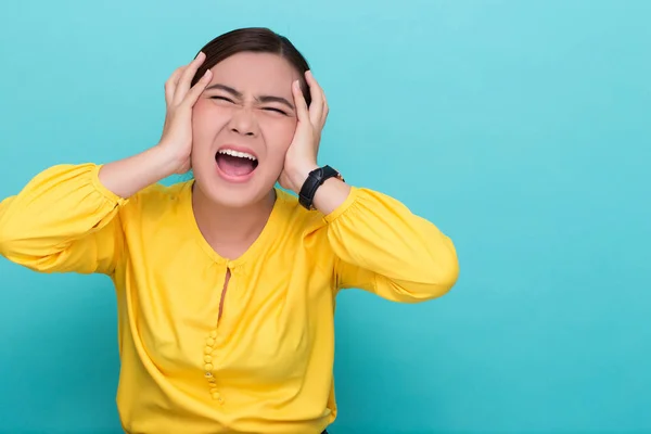 Boos vrouw schreeuwen en trekken haar haar — Stockfoto