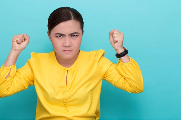 Mulher irritada gritando e puxando o cabelo — Fotografia de Stock