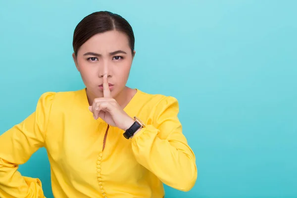 Azji kobieta zrobić cichy znak — Zdjęcie stockowe