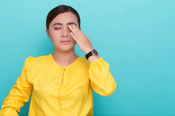 Mujer tiene dolor en los ojos — Foto de Stock