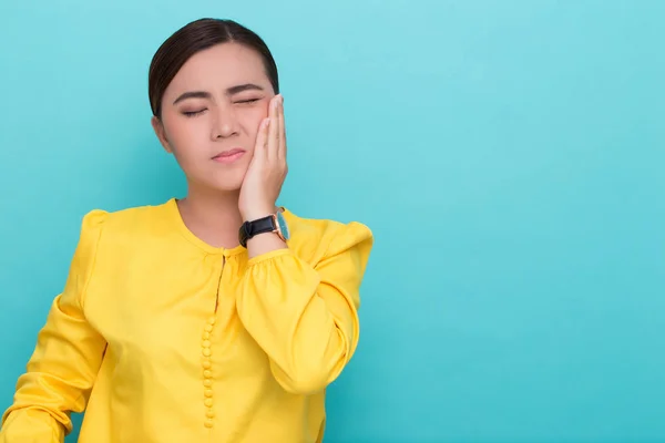 La mujer tiene dolor de muelas — Foto de Stock