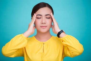 kadın baş ağrısı vardır.