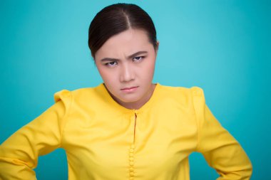 Tecrit edilmiş öfkeli bir kadın.