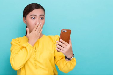 Kadın akıllı telefon bakmak ve o şok