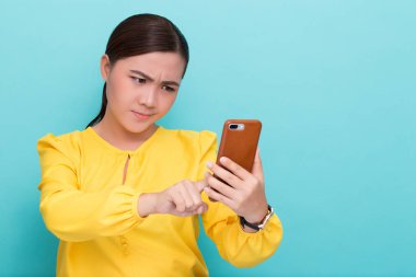 Kadın akıllı telefonu kullanır ve o kızgın hissediyorum