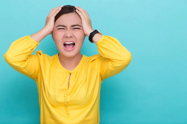 Mujer enojada gritando y tirando de su pelo —  Fotos de Stock