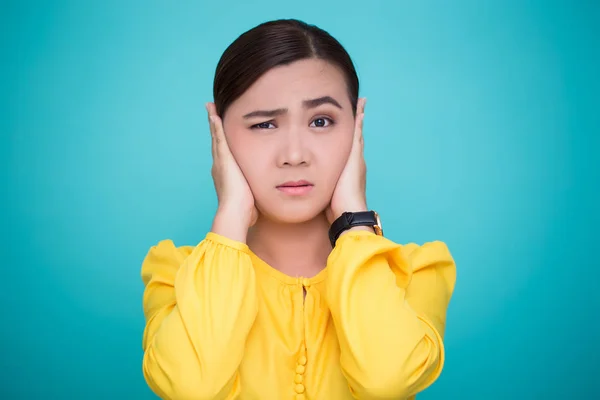 Asiático mulher fechar seus ouvidos — Fotografia de Stock