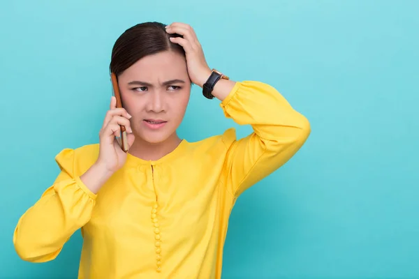 Kvinna ringer smartphone och hon känner sig arg — Stockfoto