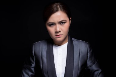 Tecrit edilmiş öfkeli bir kadın.