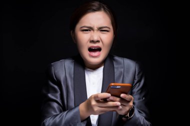 Kadın akıllı telefonu kullanır ve o kızgın hissediyorum