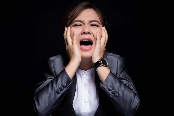 Mujer enojada gritando y tirando de su pelo —  Fotos de Stock