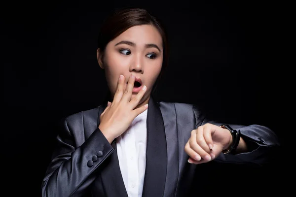 La mujer comprueba su reloj llega tarde — Foto de Stock