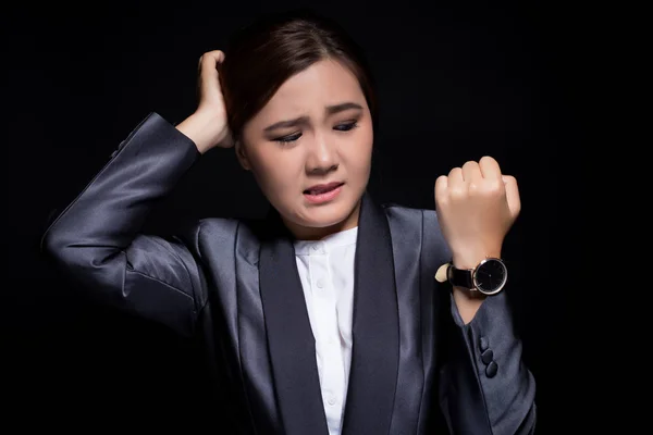 La mujer comprueba su reloj llega tarde — Foto de Stock