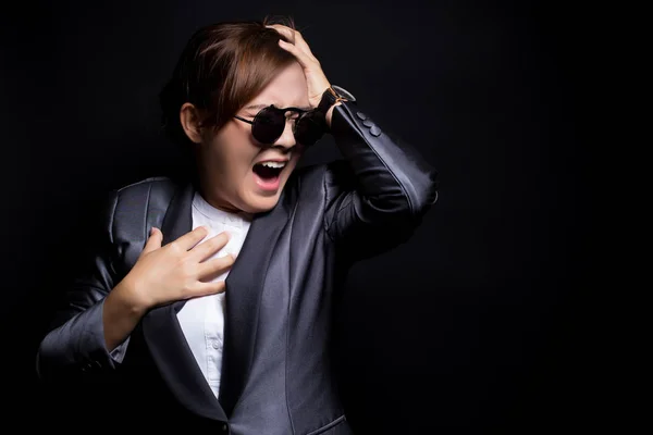 Mujer enojada con gafas de sol gritando y tirando de su ha —  Fotos de Stock
