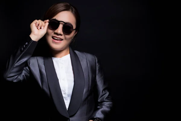 Happy businesswoman wearing sun glasses on isolated background — Stock Photo, Image