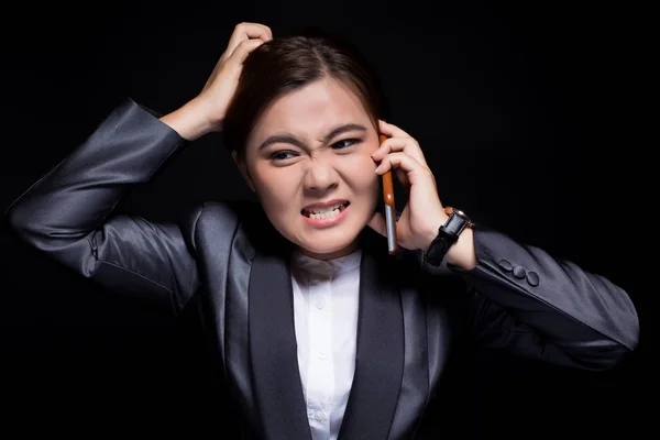 Mujer llamando al teléfono inteligente y se siente enojada — Foto de Stock