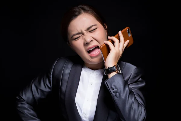 Γυναίκα καλεί το smartphone και αισθάνεται θυμωμένος — Φωτογραφία Αρχείου