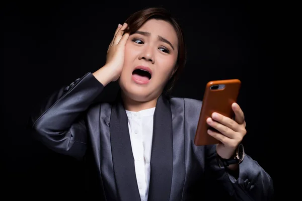 Mujer mira el teléfono inteligente y se sorprendió —  Fotos de Stock