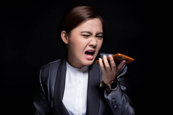 Mujer llamando al teléfono inteligente y se siente enojada — Foto de Stock