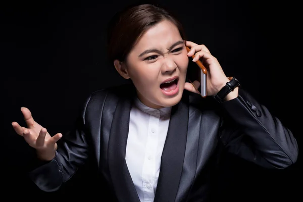 Mujer llamando al teléfono inteligente y se siente enojada — Foto de Stock