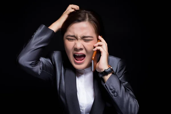 Mujer llamando al teléfono inteligente y se siente enojada —  Fotos de Stock