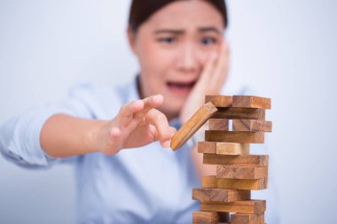 Dikkatsiz kadın bir kule bulmaca inşa planlama