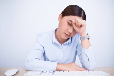 Kadın işten baş ağrısına sahip