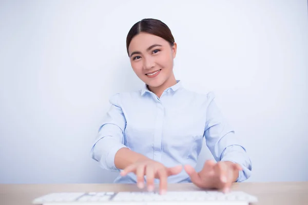 Asiatique femme montrer son sourire au bureau — Photo