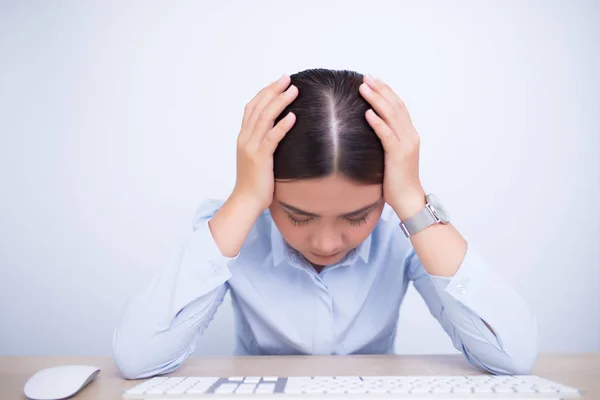 Vrouw heeft hoofd pijn van het werk Stockfoto